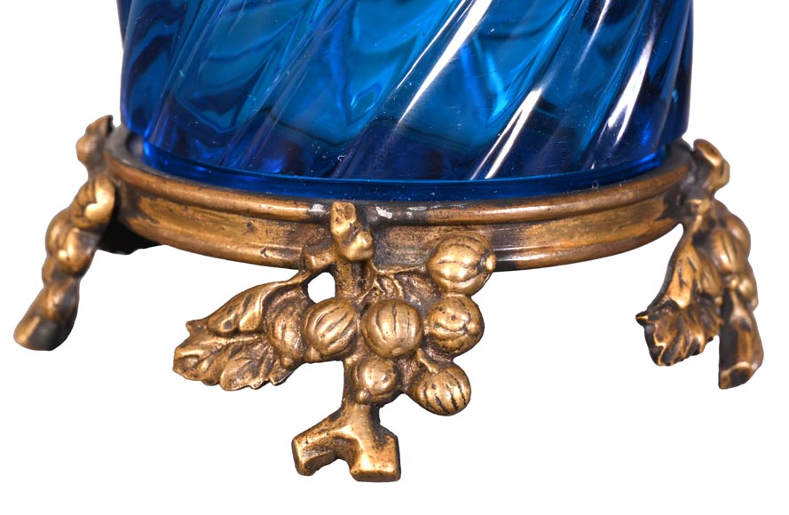 Paire de Vases en Cristal Bleu de BACCARAT Signés, à Monture en Bronze Doré – Fin du XIXe Siècle Paire de Vases en Cristal Bleu de BACCARAT Signés, à Monture en Bronze Doré – Fin du XIXe Siècle-4