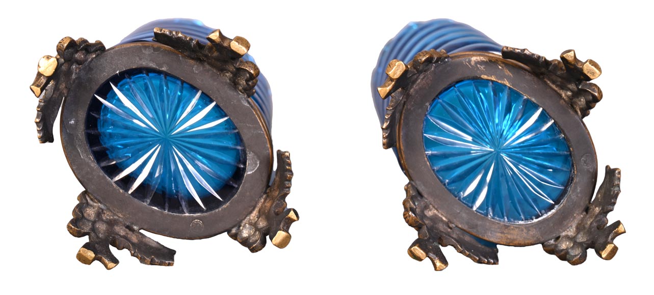 Paire de Vases en Cristal Bleu de BACCARAT Signés, à Monture en Bronze Doré – Fin du XIXe Siècle Paire de Vases en Cristal Bleu de BACCARAT Signés, à Monture en Bronze Doré – Fin du XIXe Siècle-5