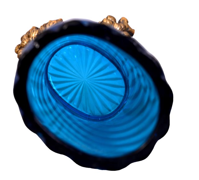 Paire de Vases en Cristal Bleu de BACCARAT Signés, à Monture en Bronze Doré – Fin du XIXe Siècle Paire de Vases en Cristal Bleu de BACCARAT Signés, à Monture en Bronze Doré – Fin du XIXe Siècle-6