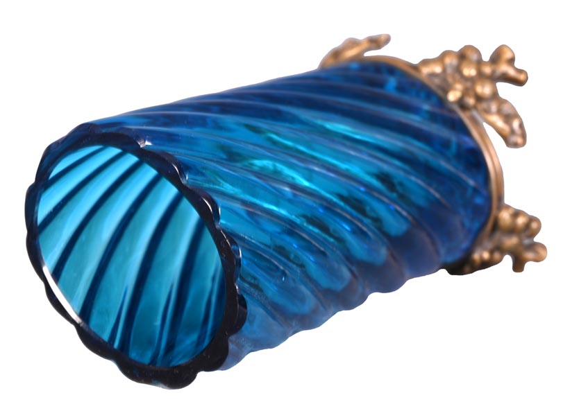 Paire de Vases en Cristal Bleu de BACCARAT Signés, à Monture en Bronze Doré – Fin du XIXe Siècle Paire de Vases en Cristal Bleu de BACCARAT Signés, à Monture en Bronze Doré – Fin du XIXe Siècle-7