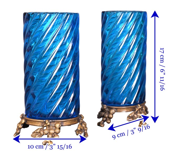 Paire de Vases en Cristal Bleu de BACCARAT Signés, à Monture en Bronze Doré – Fin du XIXe Siècle Paire de Vases en Cristal Bleu de BACCARAT Signés, à Monture en Bronze Doré – Fin du XIXe Siècle-8