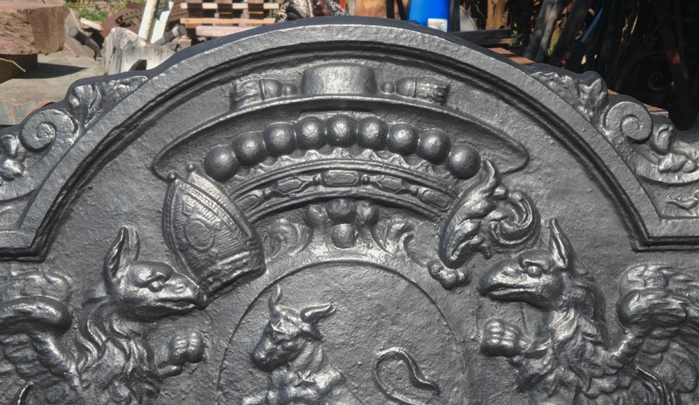 Importante plaque de cheminée aux armoiries de David-Nicolas de Berthier, au taureau encadré de deux griffons Importante plaque de cheminée aux armoiries de David-Nicolas de Berthier, au taureau encadré de deux griffons-1