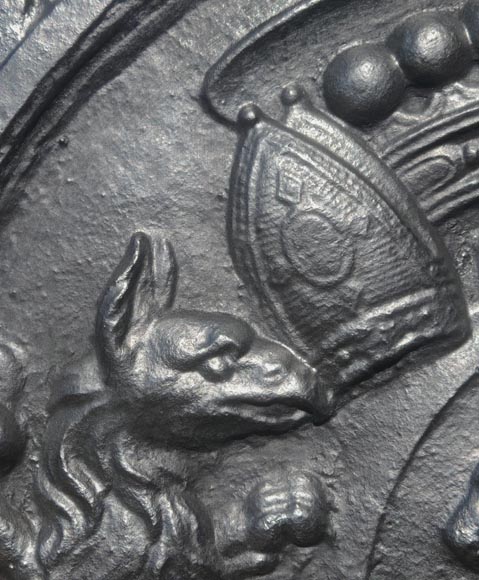 Importante plaque de cheminée aux armoiries de David-Nicolas de Berthier, au taureau encadré de deux griffons Importante plaque de cheminée aux armoiries de David-Nicolas de Berthier, au taureau encadré de deux griffons-3