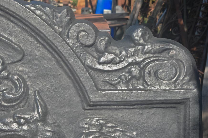 Importante plaque de cheminée aux armoiries de David-Nicolas de Berthier, au taureau encadré de deux griffons Importante plaque de cheminée aux armoiries de David-Nicolas de Berthier, au taureau encadré de deux griffons-4