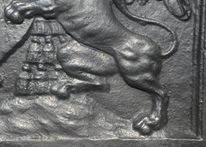 Importante plaque de cheminée aux armoiries de David-Nicolas de Berthier, au taureau encadré de deux griffons Importante plaque de cheminée aux armoiries de David-Nicolas de Berthier, au taureau encadré de deux griffons-7