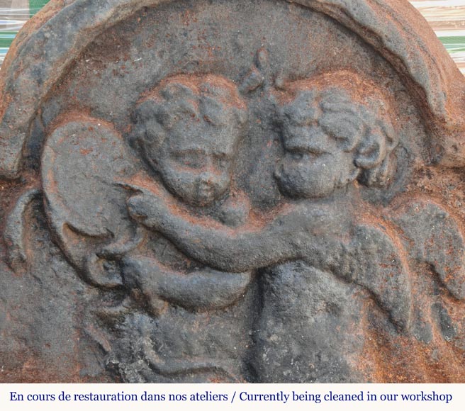 Petite plaque d'époque Louis XV aux putti Petite plaque d'époque Louis XV aux putti-1