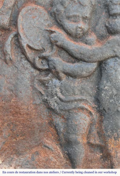 Petite plaque d'époque Louis XV aux putti Petite plaque d'époque Louis XV aux putti-2