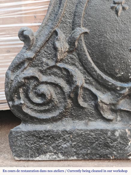 Petite plaque d'époque Louis XV aux fleurs de lys et palmettes Petite plaque d'époque Louis XV aux fleurs de lys et palmettes-3