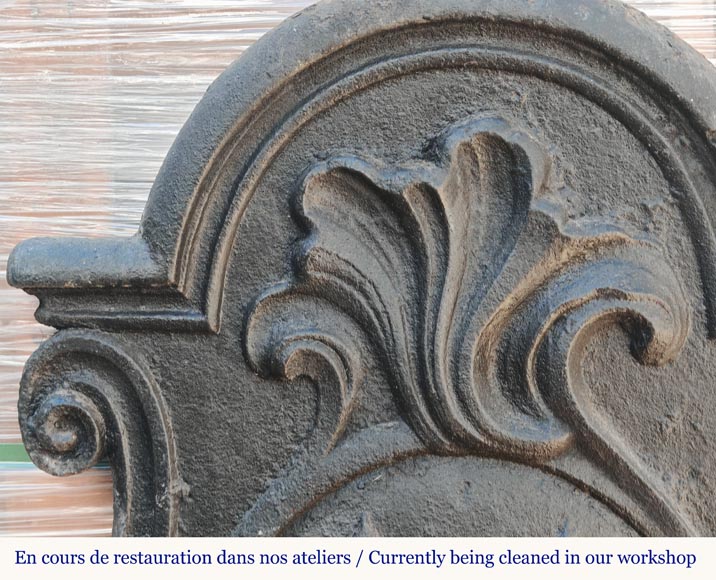 Petite plaque d'époque Louis XV aux fleurs de lys et palmettes Petite plaque d'époque Louis XV aux fleurs de lys et palmettes-4