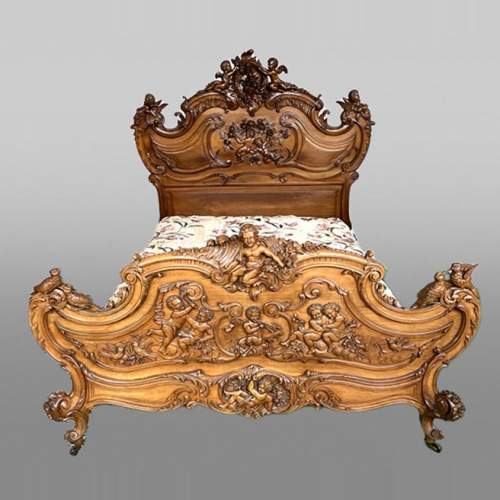Chambre à coucher en noyer de style Louis XV