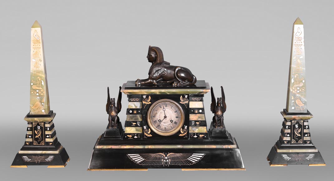 Garniture de cheminée égyptomanie en marbre noir, onyx vert et bronze doré Garniture de cheminée égyptomanie en marbre noir, onyx vert et bronze doré-0