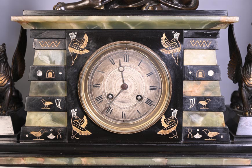 Garniture de cheminée égyptomanie en marbre noir, onyx vert et bronze doré Garniture de cheminée égyptomanie en marbre noir, onyx vert et bronze doré-3