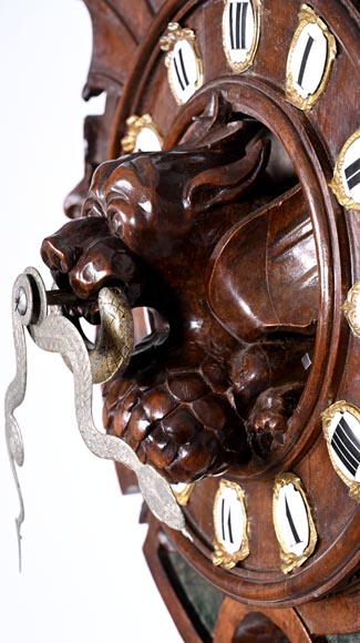 Pendule XIXe en noyer sculpté à décor de chimères, plaques d’agate mousseuse, bronze argenté, émail. Pendule XIXe en noyer sculpté à décor de chimères, plaques d’agate mousseuse, bronze argenté, émail.-4