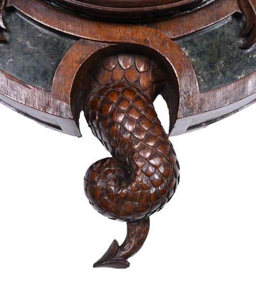 Pendule XIXe en noyer sculpté à décor de chimères, plaques d’agate mousseuse, bronze argenté, émail. Pendule XIXe en noyer sculpté à décor de chimères, plaques d’agate mousseuse, bronze argenté, émail.-6