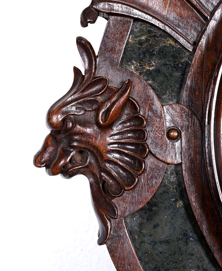 Pendule XIXe en noyer sculpté à décor de chimères, plaques d’agate mousseuse, bronze argenté, émail. Pendule XIXe en noyer sculpté à décor de chimères, plaques d’agate mousseuse, bronze argenté, émail.-10