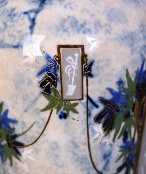 Taxile DOAT – vase en porcelaine émaillée à décor d’Amours jardiniers Taxile DOAT – vase en porcelaine émaillée à décor d’Amours jardiniers-4