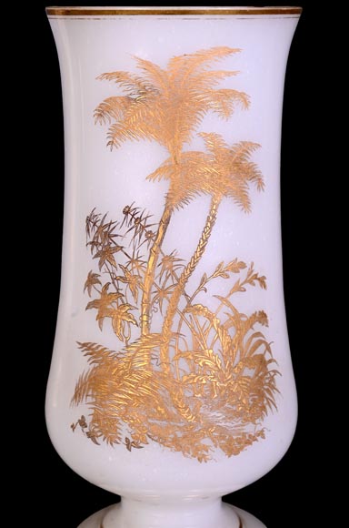 BACCARAT – Paire de vases en opaline blanche à décor japonisant doré BACCARAT – Paire de vases en opaline blanche à décor japonisant doré-2