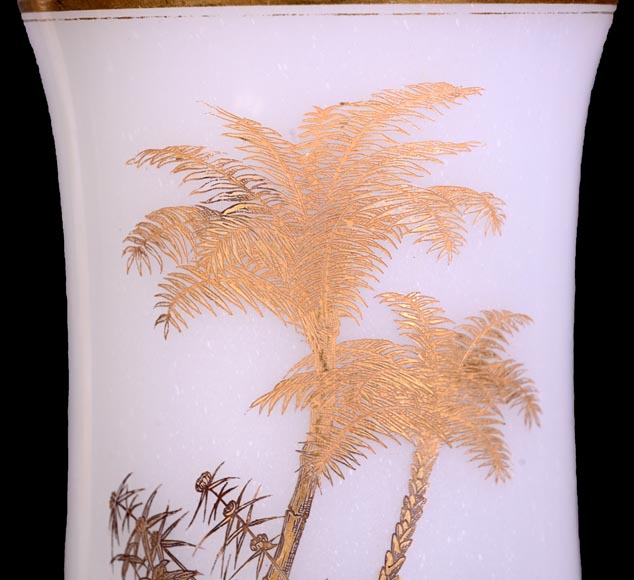 BACCARAT – Paire de vases en opaline blanche à décor japonisant doré BACCARAT – Paire de vases en opaline blanche à décor japonisant doré-3