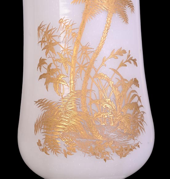 BACCARAT – Paire de vases en opaline blanche à décor japonisant doré BACCARAT – Paire de vases en opaline blanche à décor japonisant doré-4