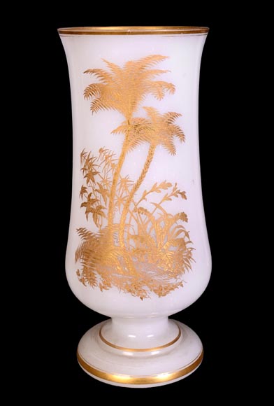 BACCARAT – Paire de vases en opaline blanche à décor japonisant doré BACCARAT – Paire de vases en opaline blanche à décor japonisant doré-5