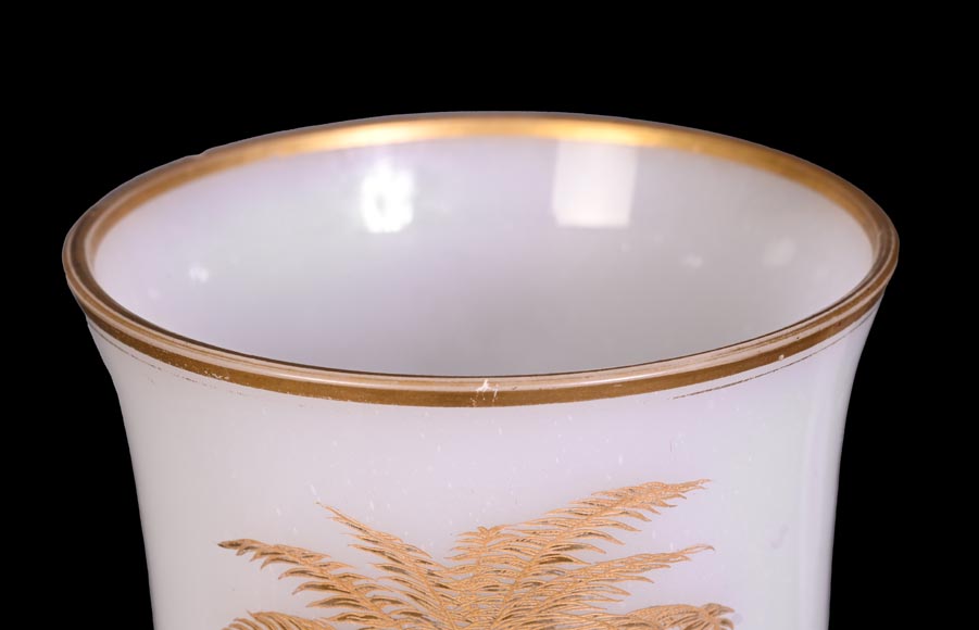 BACCARAT – Paire de vases en opaline blanche à décor japonisant doré BACCARAT – Paire de vases en opaline blanche à décor japonisant doré-7