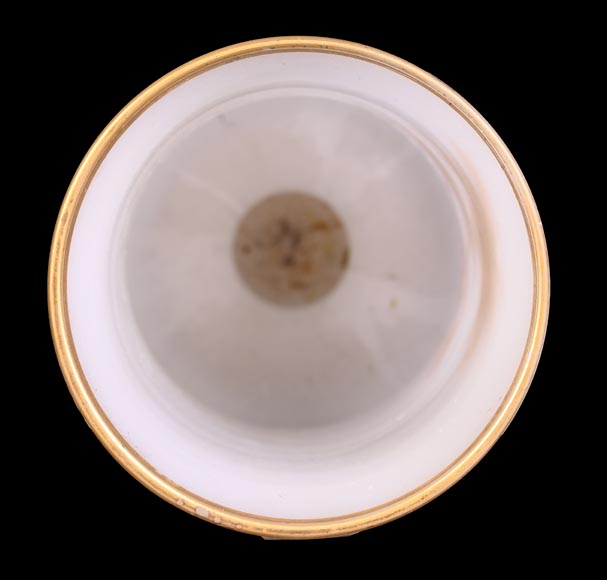 BACCARAT – Paire de vases en opaline blanche à décor japonisant doré BACCARAT – Paire de vases en opaline blanche à décor japonisant doré-8