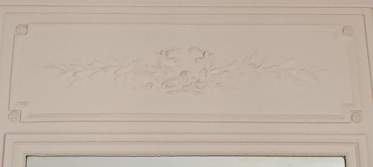 Trumeau de style Louis XVI décoré d'une couronne de laurier Trumeau de style Louis XVI décoré d'une couronne de laurier-1