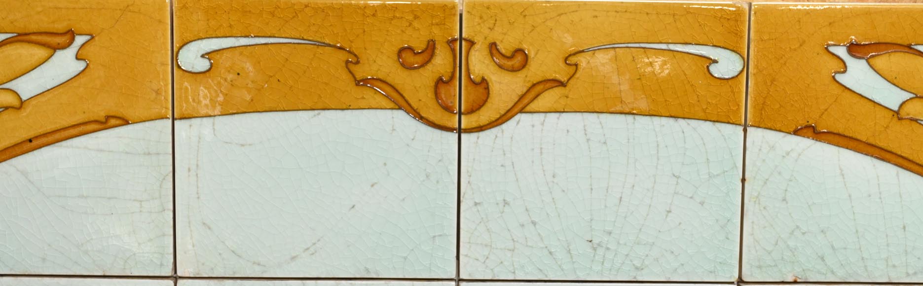 Faïencerie de Sarreguemines, Deux panneaux en céramique de scènes parisiennes, à partir de 1881 Faïencerie de Sarreguemines, Deux panneaux en céramique de scènes parisiennes, à partir de 1881-18