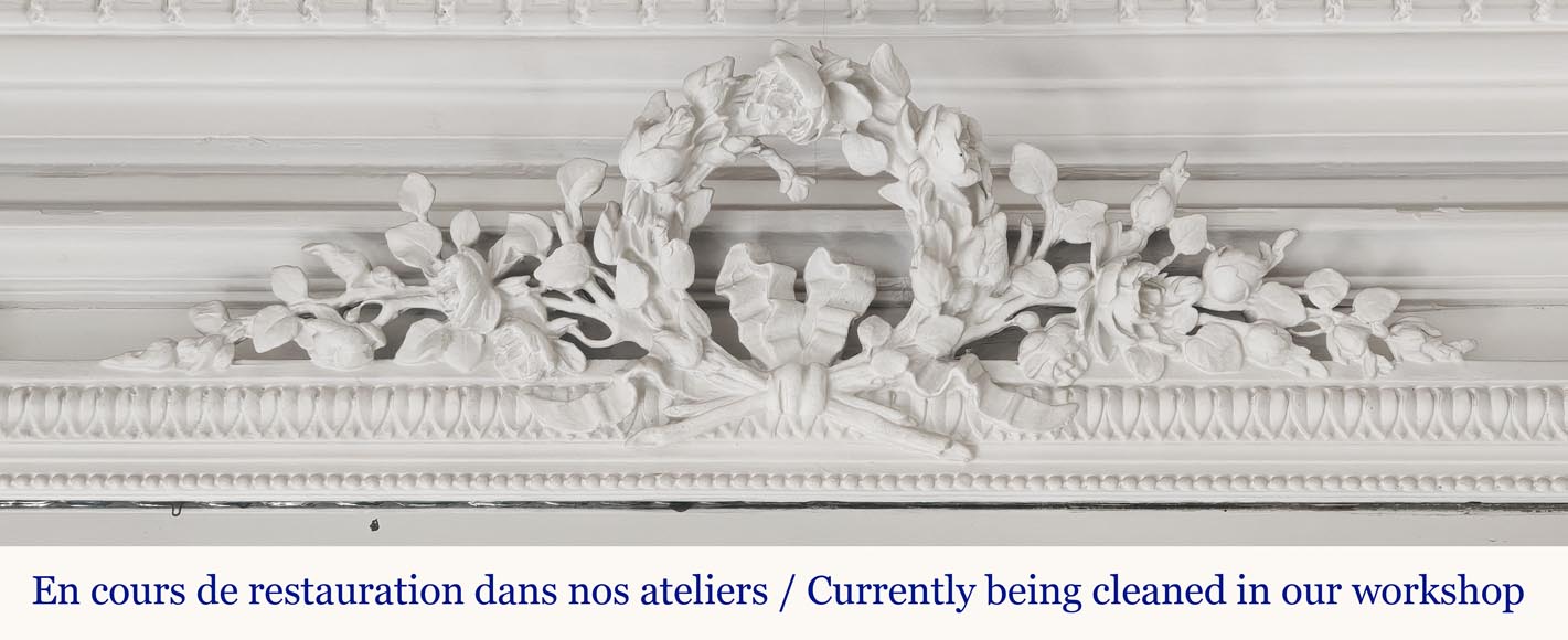 Trumeau de style Louis XVI décoré d'un couronne végétale Trumeau de style Louis XVI décoré d'un couronne végétale-1