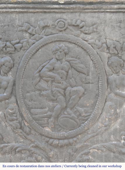 Plaque de cheminée style Louis XVI à décor mythologique Plaque de cheminée style Louis XVI à décor mythologique-1