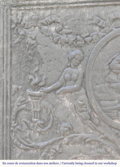 Plaque de cheminée style Louis XVI à décor mythologique Plaque de cheminée style Louis XVI à décor mythologique-2