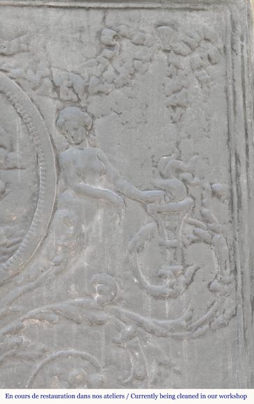 Plaque de cheminée style Louis XVI à décor mythologique Plaque de cheminée style Louis XVI à décor mythologique-3