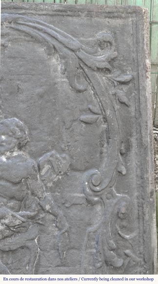 Plaque de cheminée de style Louis XV représentant Plaque de cheminée de style Louis XV représentant