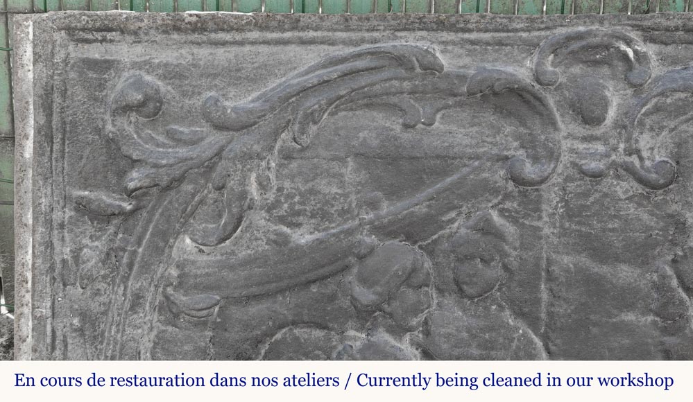 Plaque de cheminée de style Louis XV représentant Plaque de cheminée de style Louis XV représentant