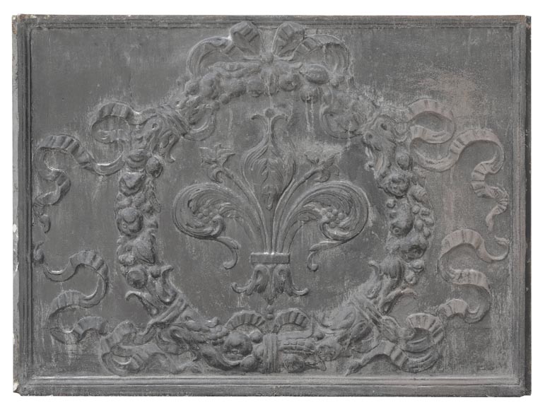 Plaque de cheminée de style Napoléon III à fleur de lys stylisée, entourée d'une couronne végétale Plaque de cheminée de style Napoléon III à fleur de lys stylisée, entourée d'une couronne végétale-0