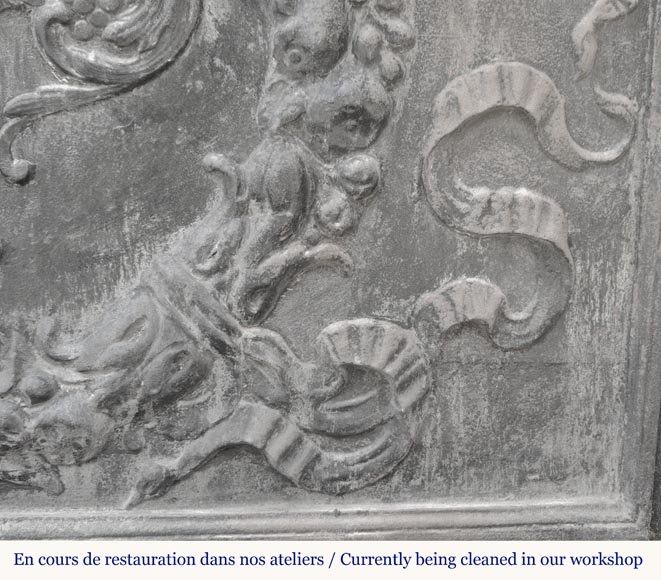 Plaque de cheminée de style Napoléon III à fleur de lys stylisée, entourée d'une couronne végétale Plaque de cheminée de style Napoléon III à fleur de lys stylisée, entourée d'une couronne végétale-4