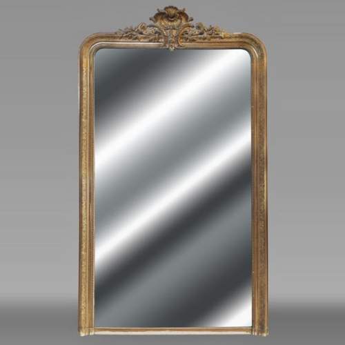 Trumeau de style Régence doré, surmonté d'une coquille