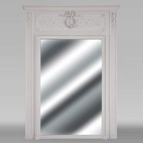 Trumeau de style Louis XVI surmonté d'une couronne de fleur