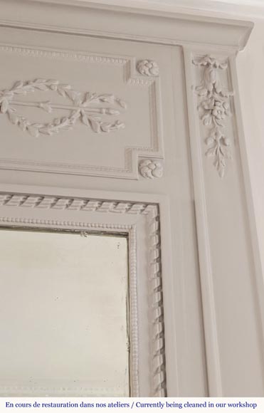 Trumeau de style Louis XVI surmonté d'une couronne de fleur Trumeau de style Louis XVI surmonté d'une couronne de fleur-1