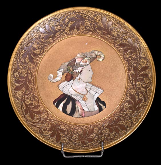 Maison KAYSER SOHN, Personnages de la Renaissance – Paire de plats décoratifs en corviniello, datés 1884 Maison KAYSER SOHN, Personnages de la Renaissance – Paire de plats décoratifs en corviniello, datés 1884-1