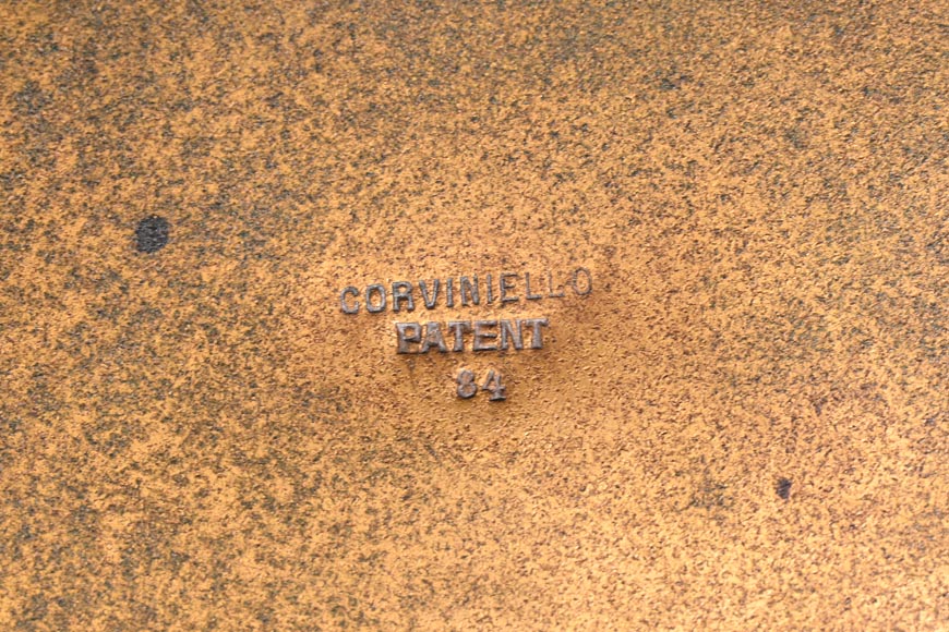 Maison KAYSER SOHN, Personnages de la Renaissance – Paire de plats décoratifs en corviniello, datés 1884 Maison KAYSER SOHN, Personnages de la Renaissance – Paire de plats décoratifs en corviniello, datés 1884-8