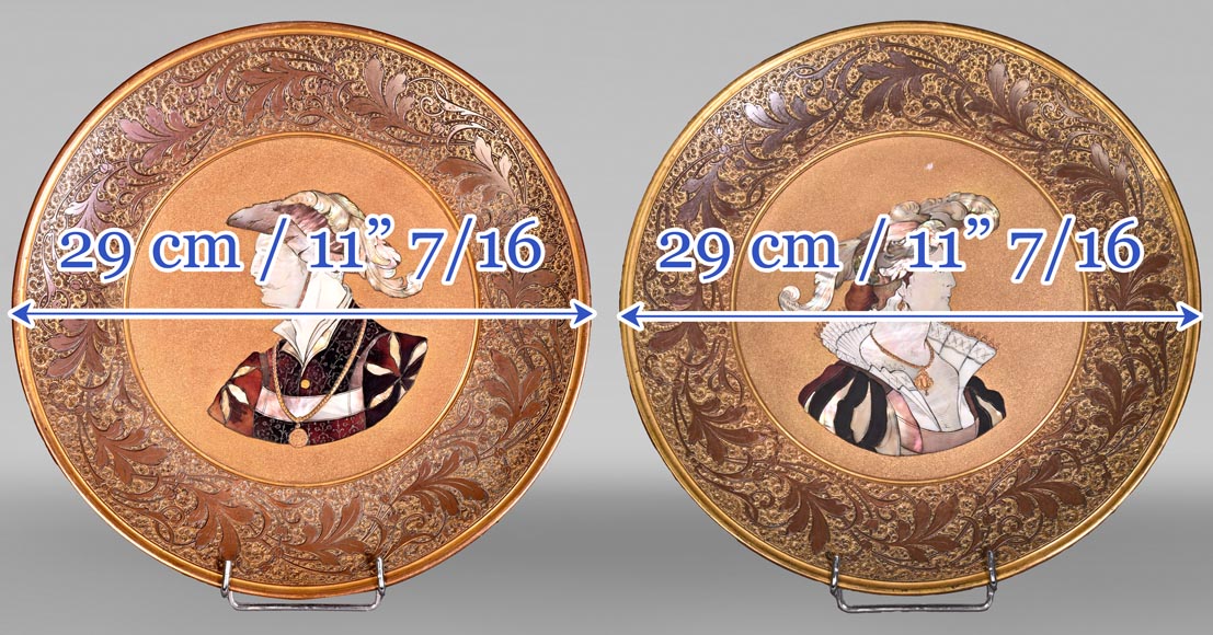 Maison KAYSER SOHN, Personnages de la Renaissance – Paire de plats décoratifs en corviniello, datés 1884 Maison KAYSER SOHN, Personnages de la Renaissance – Paire de plats décoratifs en corviniello, datés 1884-9