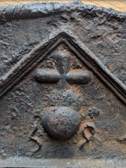 Plaque de cheminée en fonte datée 1693, décorée d’un soleil rayonnant et de symboles architecturaux Plaque de cheminée en fonte datée 1693, décorée d’un soleil rayonnant et de symboles architecturaux-2