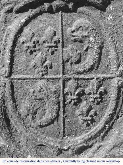 Plaque de cheminée en fonte au armes du Dauphin de France Plaque de cheminée en fonte au armes du Dauphin de France-2