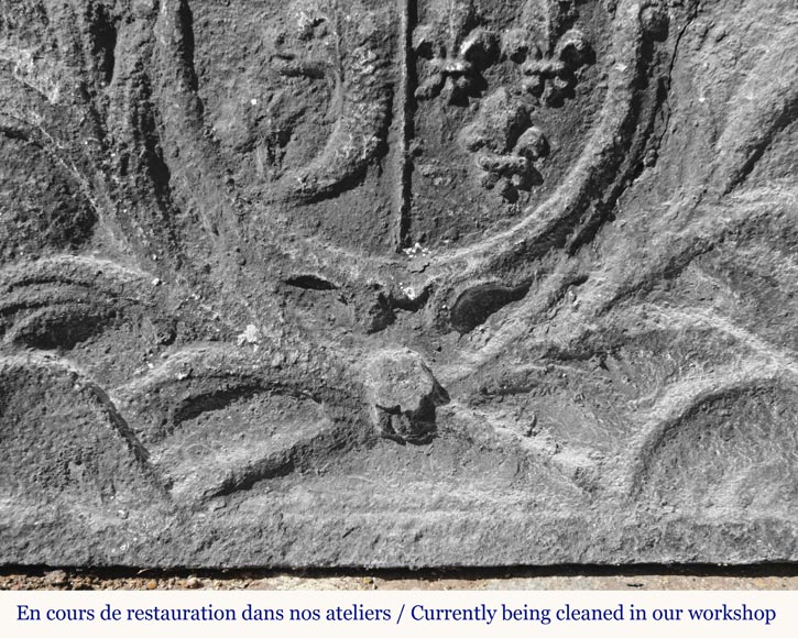 Plaque de cheminée en fonte au armes du Dauphin de France Plaque de cheminée en fonte au armes du Dauphin de France-4