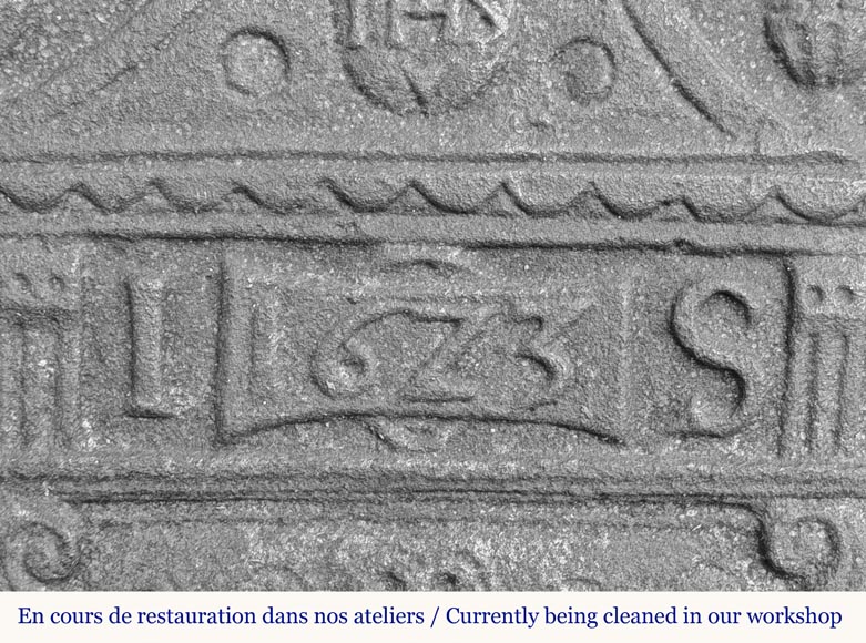 Plaque de cheminée en fonte en demi cercle, datée 1623 Plaque de cheminée en fonte en demi cercle, datée 1623-2