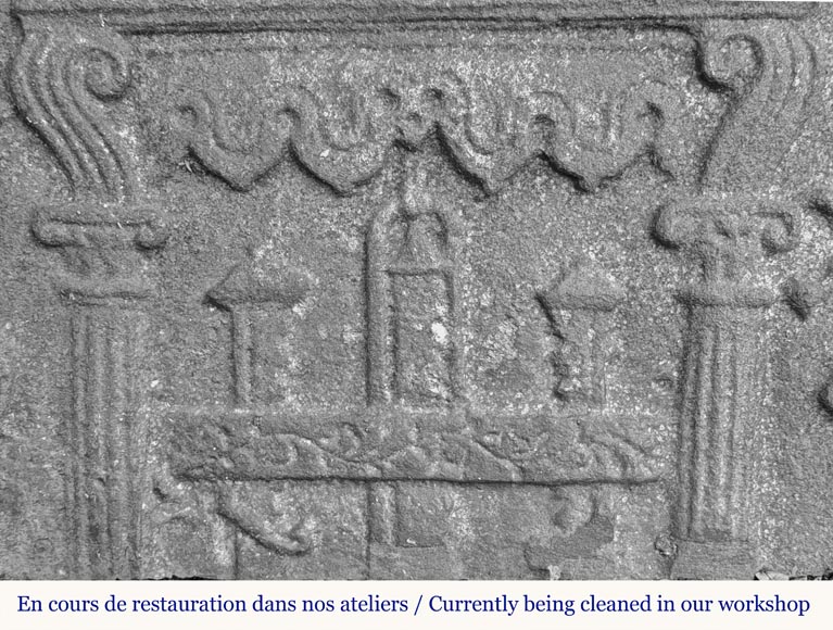 Plaque de cheminée en fonte en demi cercle, datée 1623 Plaque de cheminée en fonte en demi cercle, datée 1623-3