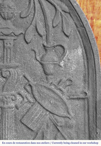 Plaque de cheminée en fonte en demi cercle, datée 1623 Plaque de cheminée en fonte en demi cercle, datée 1623-4