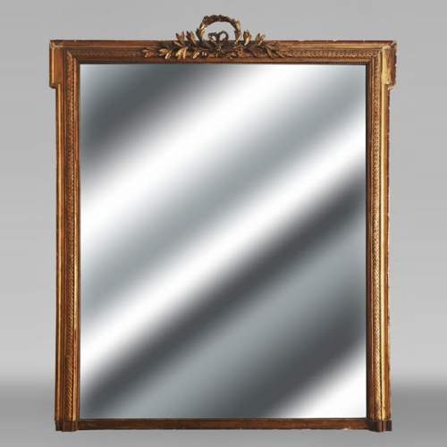 Trumeau doré de style Louis XVI ,surmonté d'une couronne de laurier