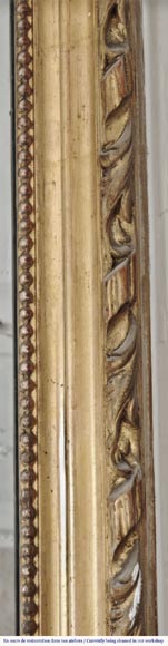 Trumeau de style Louis XVI doré, orné d'un blason Trumeau de style Louis XVI doré, orné d'un blason-2